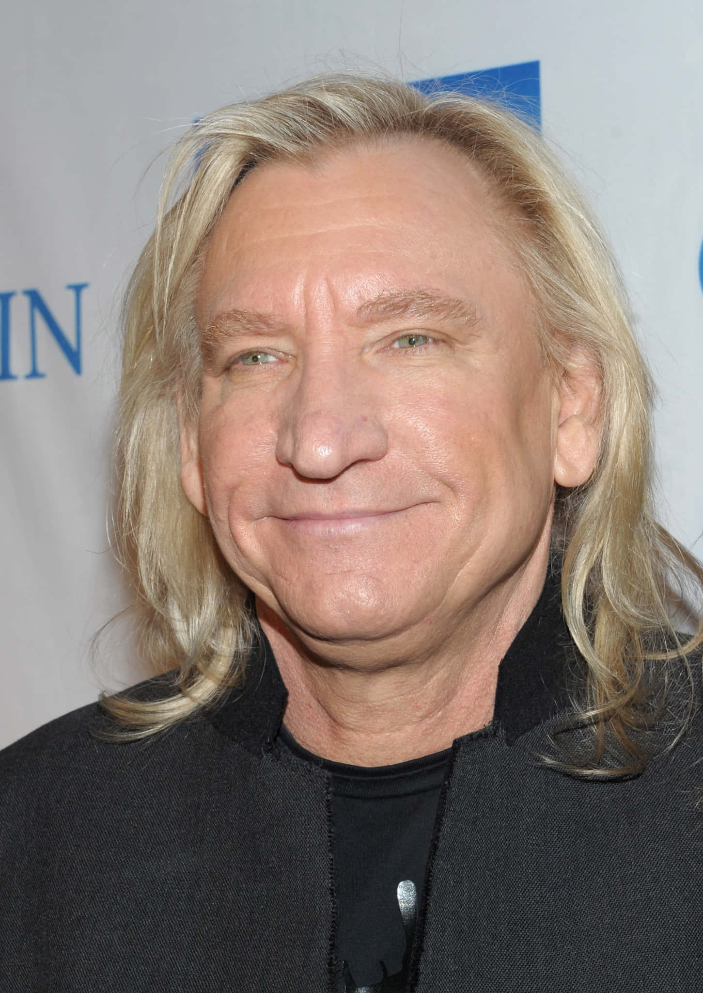 Celebrity 桌布 壁紙 — 一個長金髮男人的特寫肖像，對著鏡頭溫柔微笑。