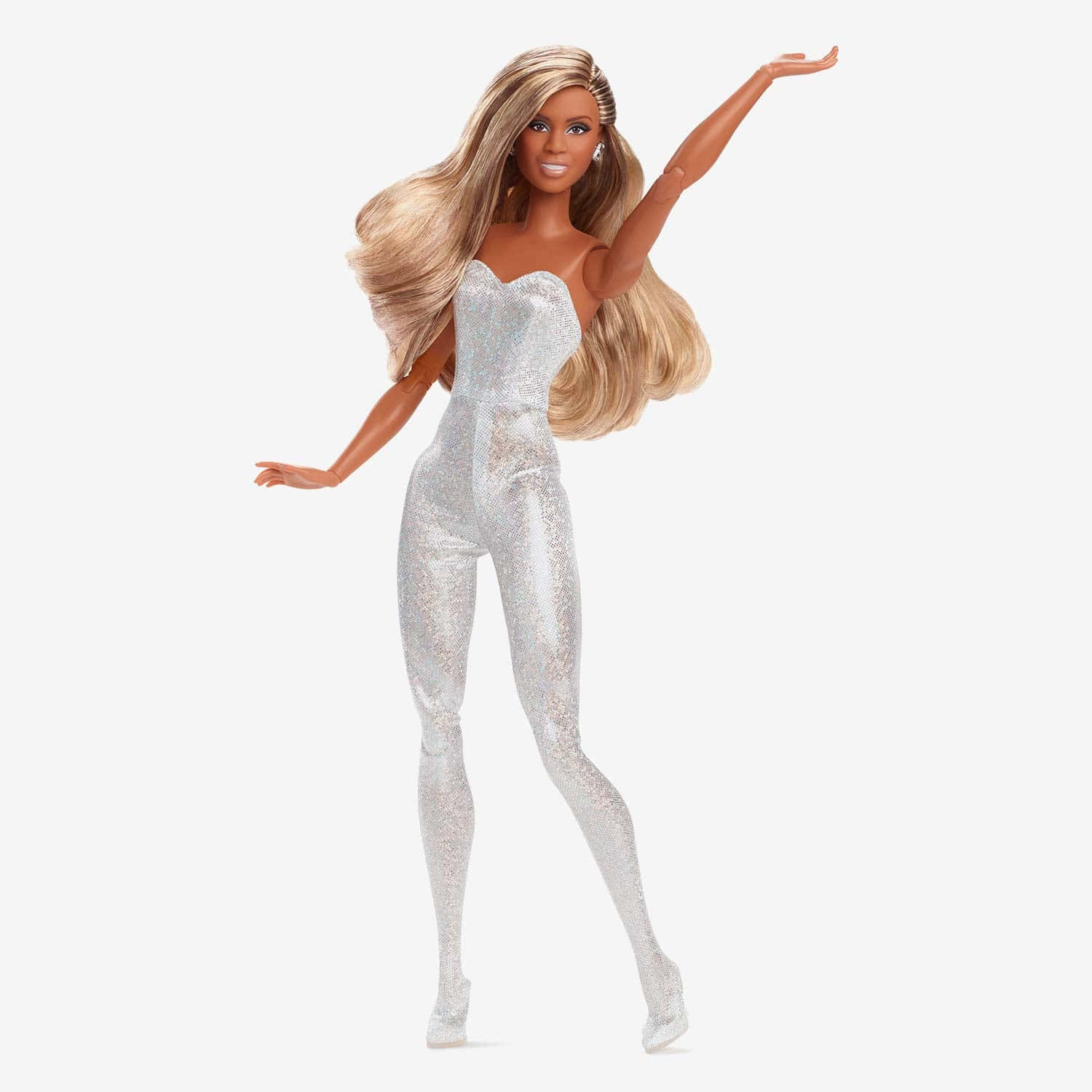 Barbie Doll 桌布 壁紙 — 一個長金髮的芭比娃娃穿著閃閃發光的銀色連體衣，在純白色背景前擺出優雅的姿勢。