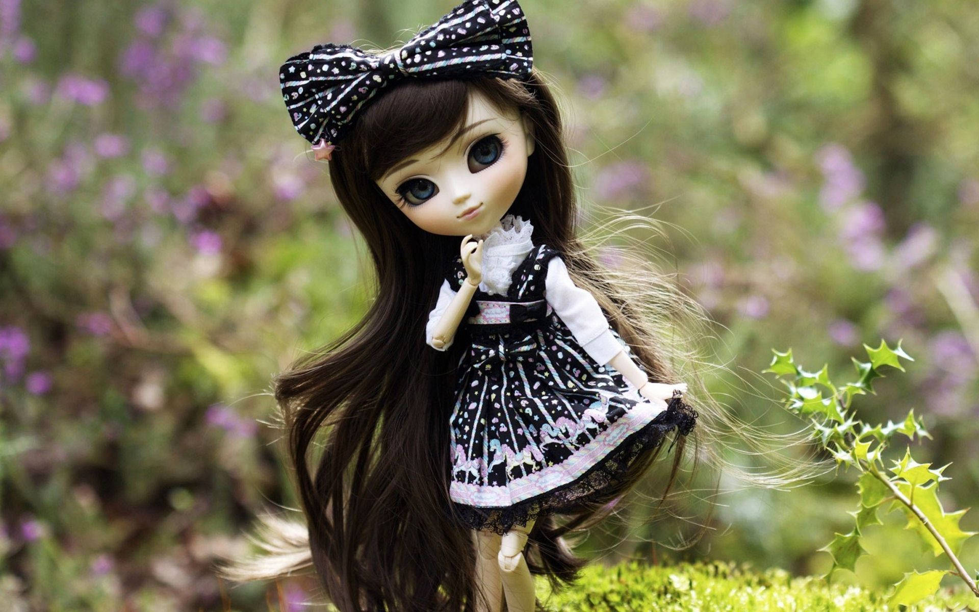 Doll 桌布 壁紙 — 一個長長棕色頭髮、戴著黑色圓點蝴蝶結的洋娃娃，站在一個有紫色花朵的茂盛綠色花園中。