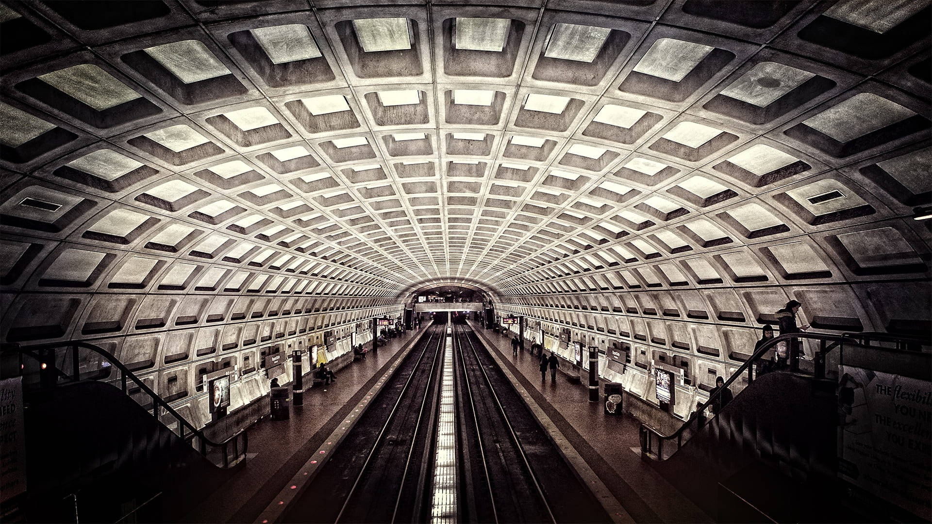 Washington 桌布 壁紙 — 一個長長的地下鐵路車站，拱形天花板由重複的方形板塊和發光的燈光組成。