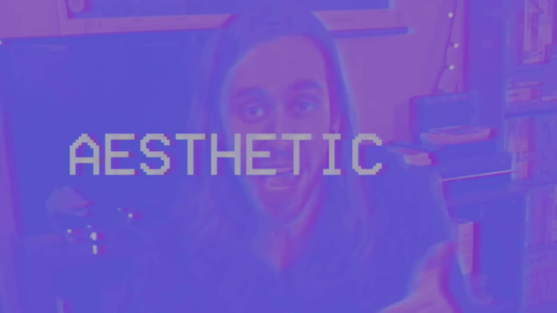 Aesthetic Retro 桌布 壁紙 — 一個長髮人士在昏暗的房間中，在紫色和粉紅色調的像素化美學覆蓋層後面微笑。