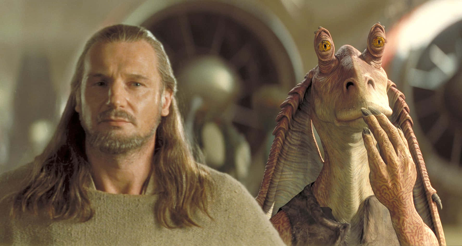 The Phantom Menace 桌布 壁紙 — 一個長髮男人站在一個有紋理皮膚和沉思手勢的雙眼外星生物旁邊。