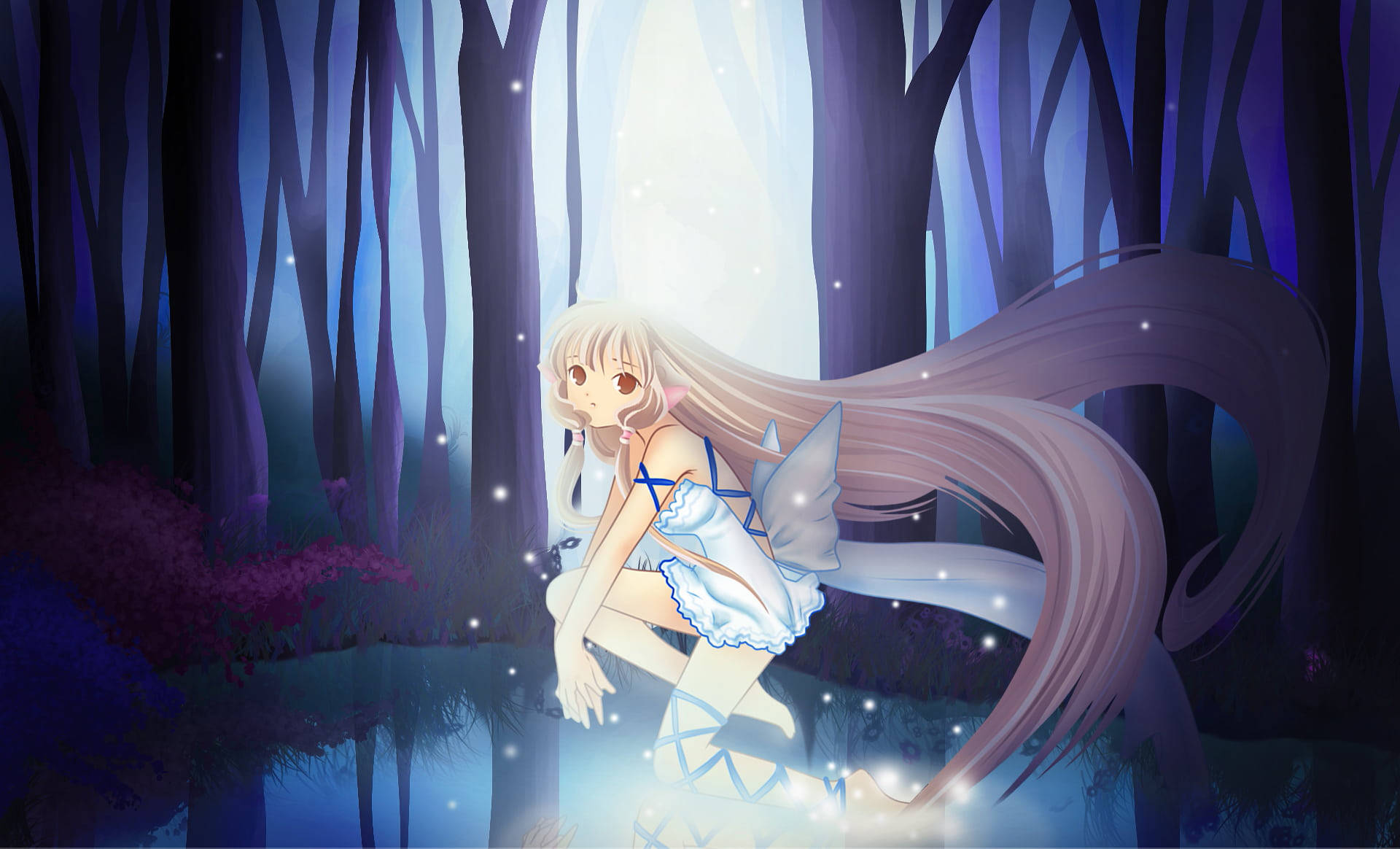 Chobits 桌布 壁紙 — 一個長髮發光的動漫女孩坐在神秘森林中，沐浴在柔和的藍色和紫色光線中。