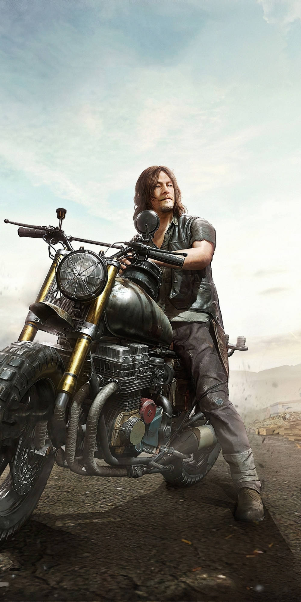 Walking Dead Daryl 桌布 壁紙 — 一個長髮的粗獷男人坐在一輛訂製摩托車上，在塵土飛揚的道路上，天空多雲。