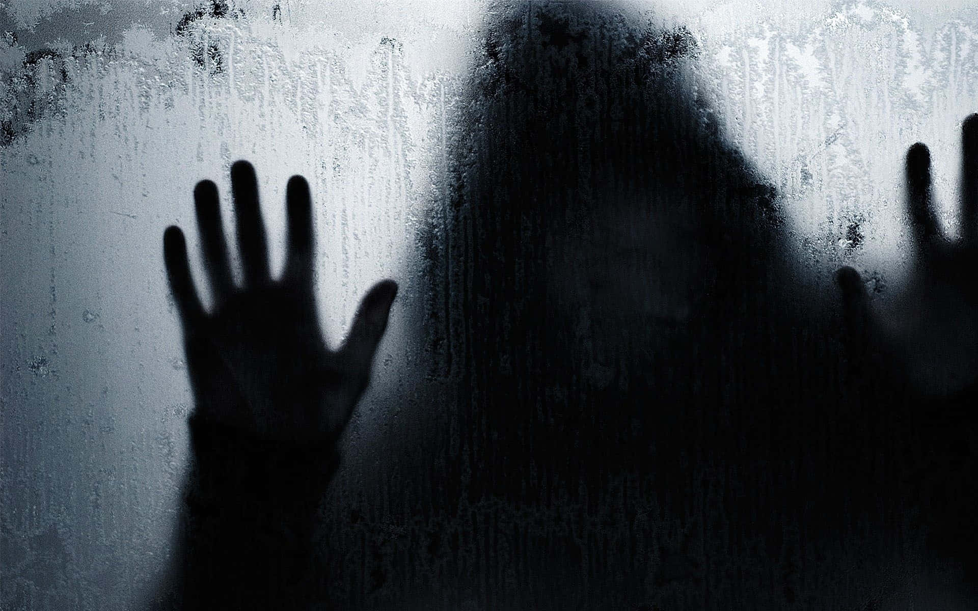 shadow 桌布 壁紙 — 一個長髮的陰影人物在冰冷黑暗的場景中將雙手按在結霜的窗戶上。