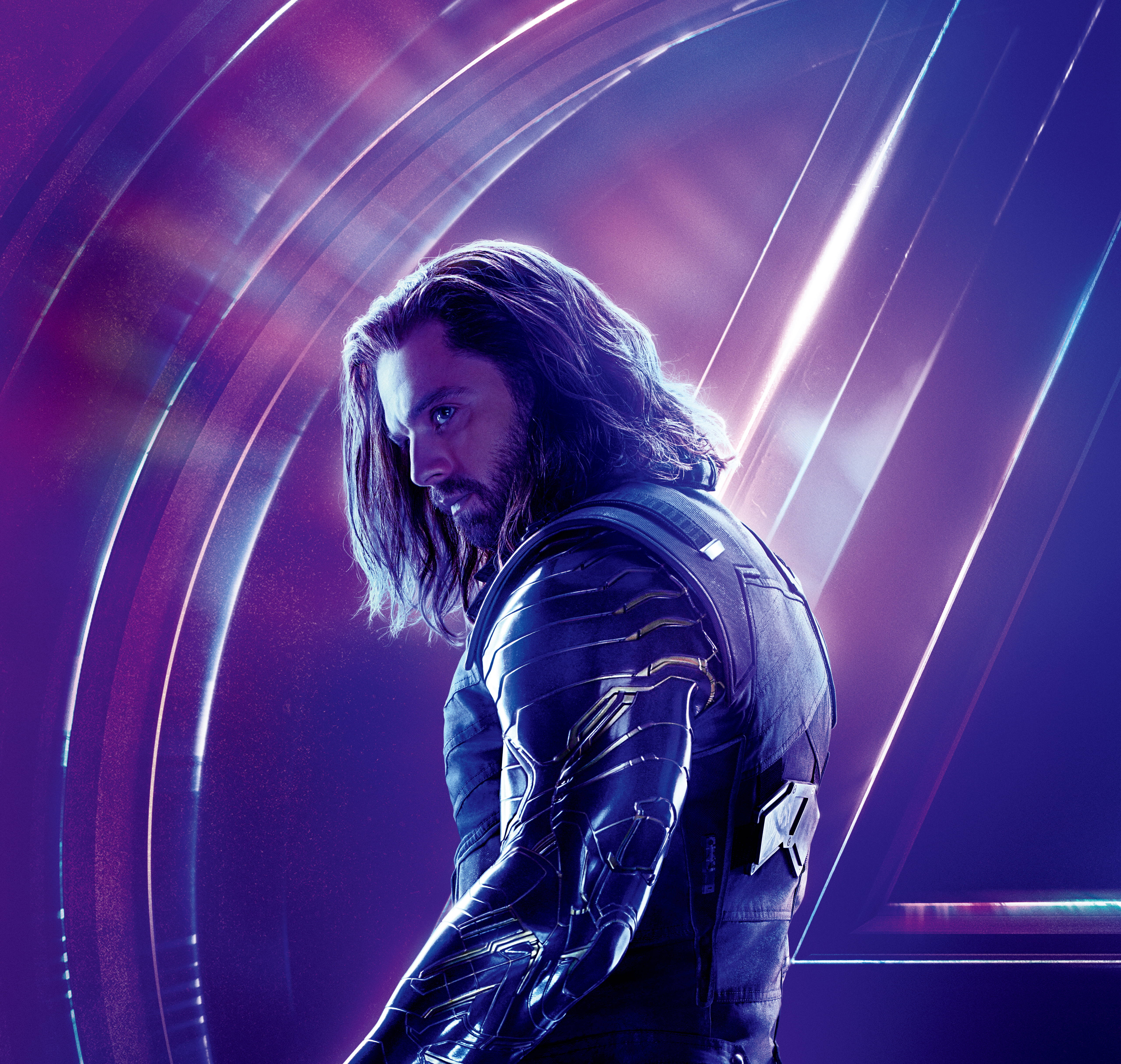 Bucky Barnes 桌布 壁紙 — 一個長髮穿著盔甲的超級英雄站在發光的紫色和藍色未來隧道中。