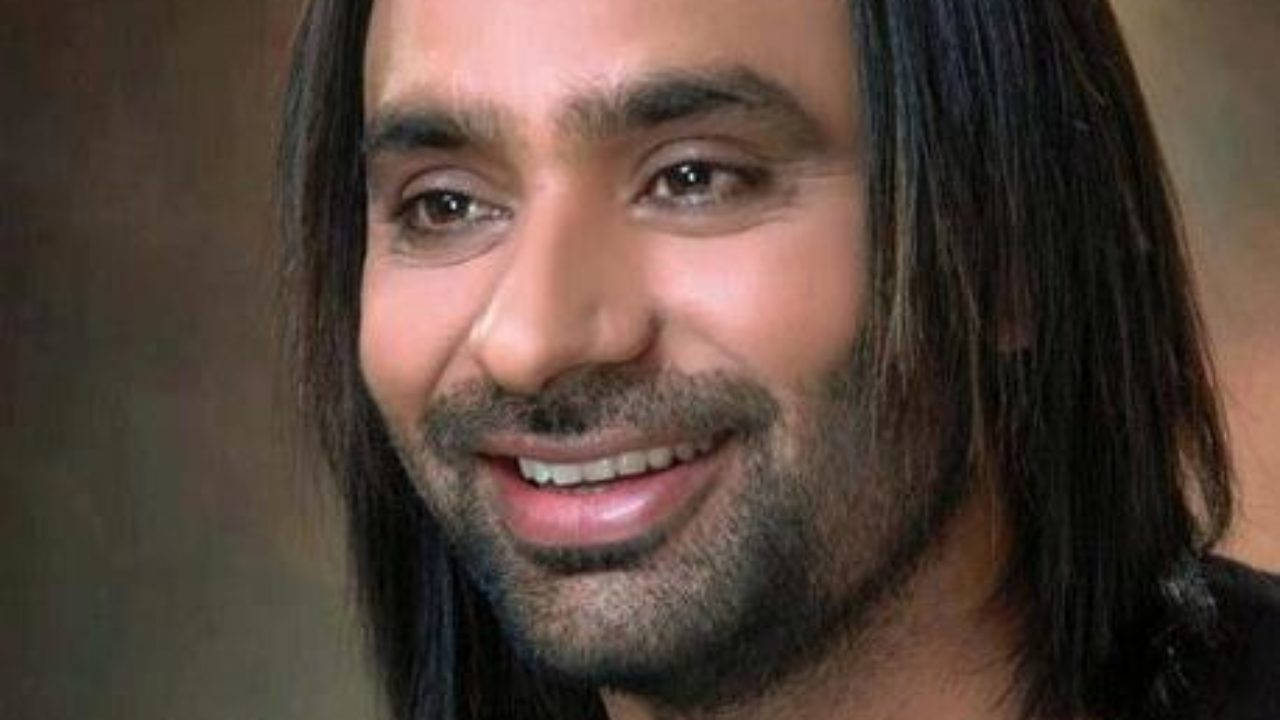 Celebrity 桌布 壁紙 — 一個長黑髮、帶著溫暖笑容的男士特寫肖像，背景柔和模糊。