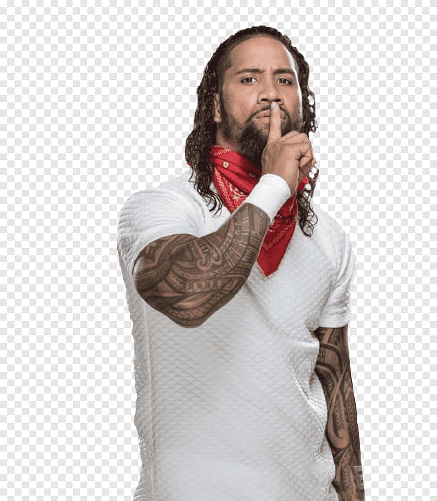 WWE 桌布 壁紙 — 一個長黑髮、有刺青的男人，身穿白襯衫和紅色頭巾，將手指放在嘴唇上做出噤聲手勢。
