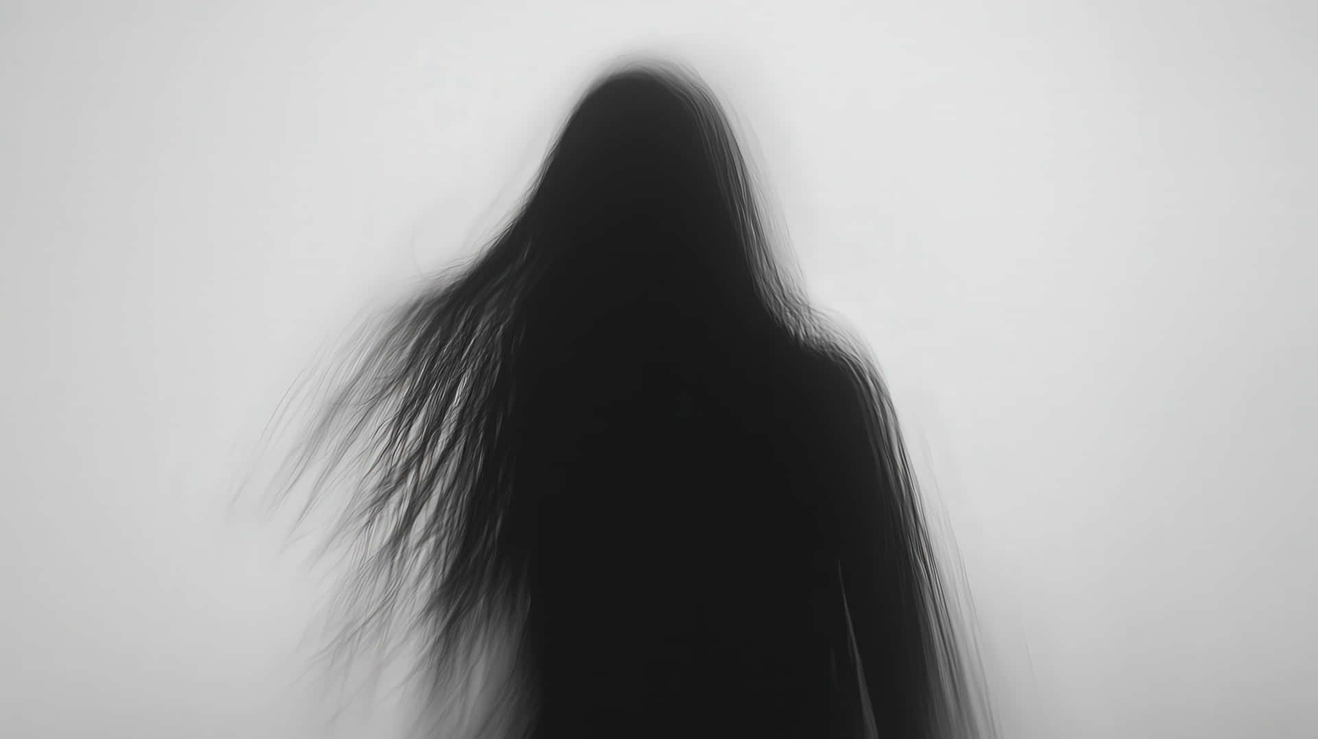 Mysterious Shadowy Silhouette with Flowing Hair 壁紙 — 一個長黑髮的人影，在純白背景上呈現模糊的剪影。