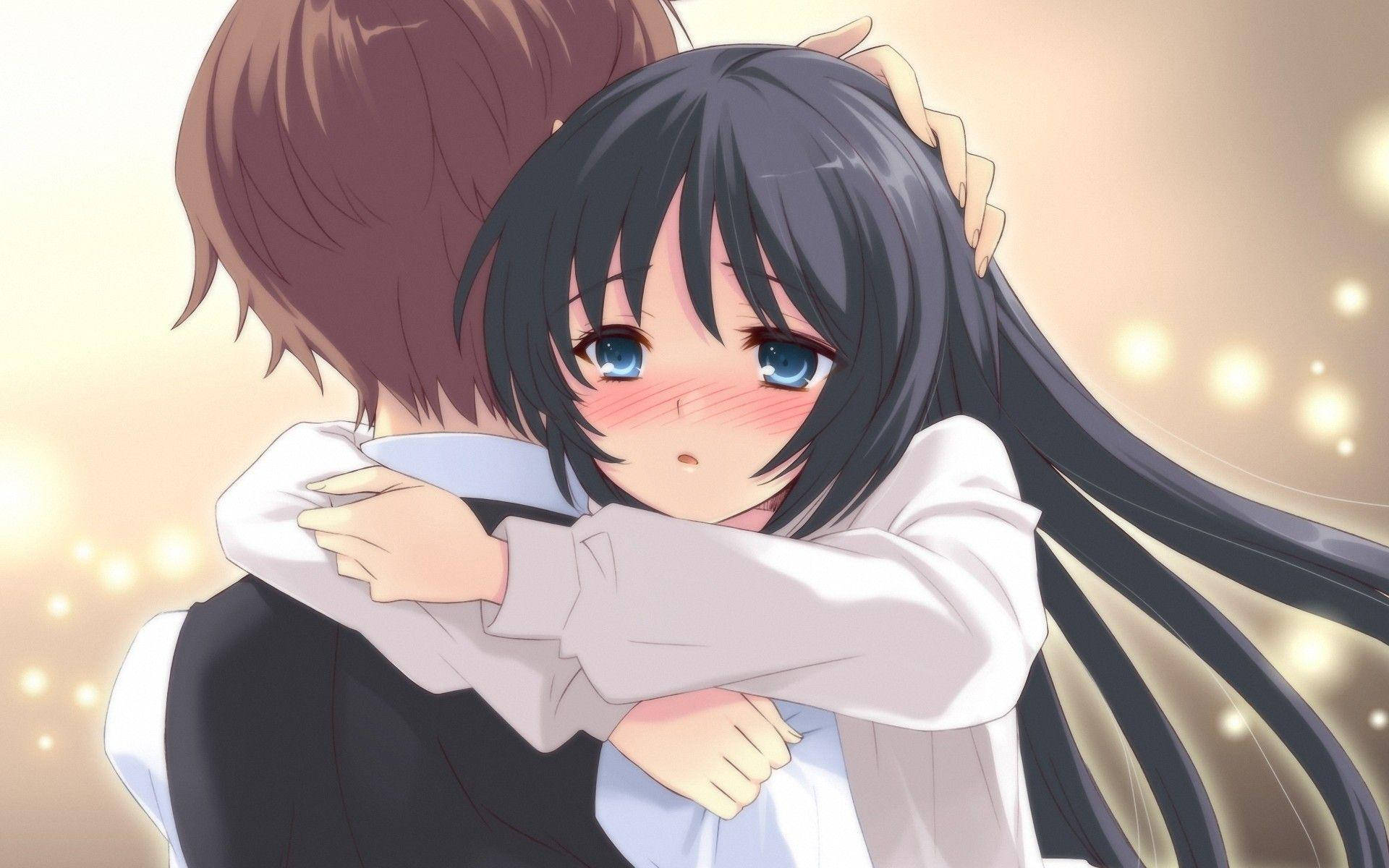 可愛動漫情侶 桌布 壁紙 — 一個長黑髮的動漫女孩臉紅，在溫暖發光的背景中從後面擁抱一個棕髮男孩。