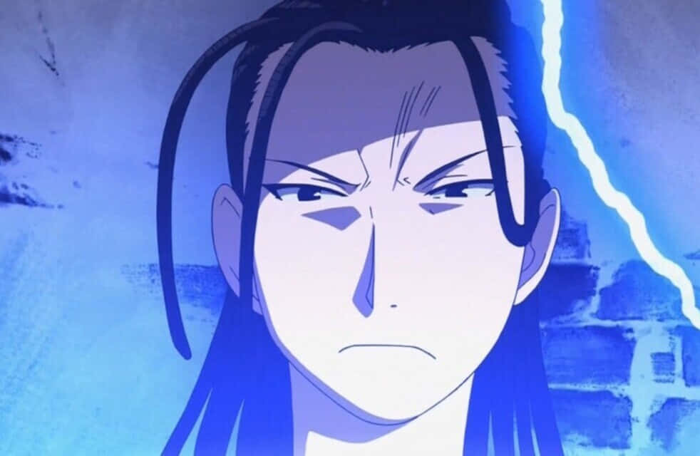 Izumi Curtis 桌布 壁紙 — 一個長黑髮的動漫角色，在藍色閃電交織的磚牆背景下，目光銳利地凝視著。