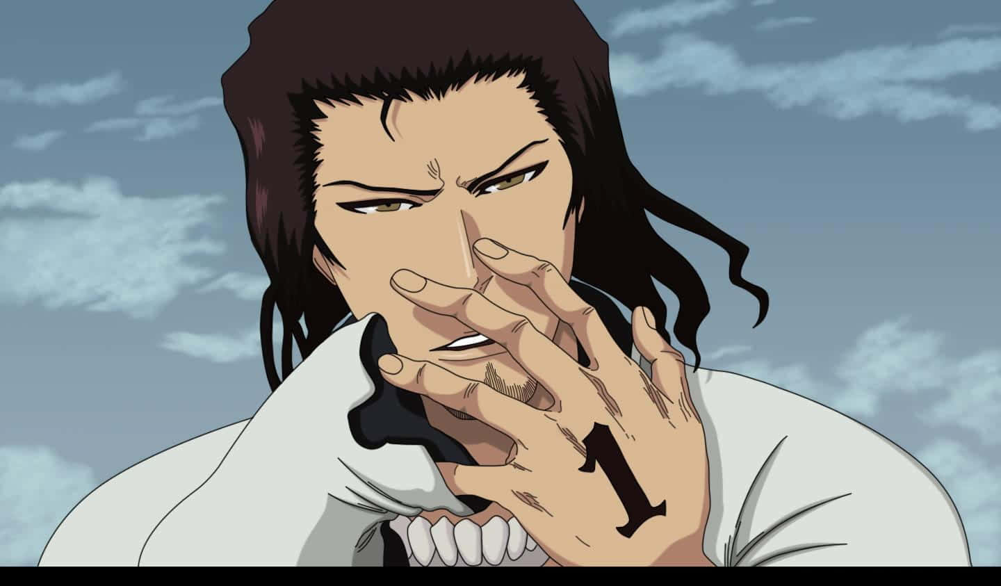 Coyote Starrk 桌布 壁紙 — 一個長黑髮的動漫角色，用標有數字一的手遮住嘴巴，背景是多雲的天空。