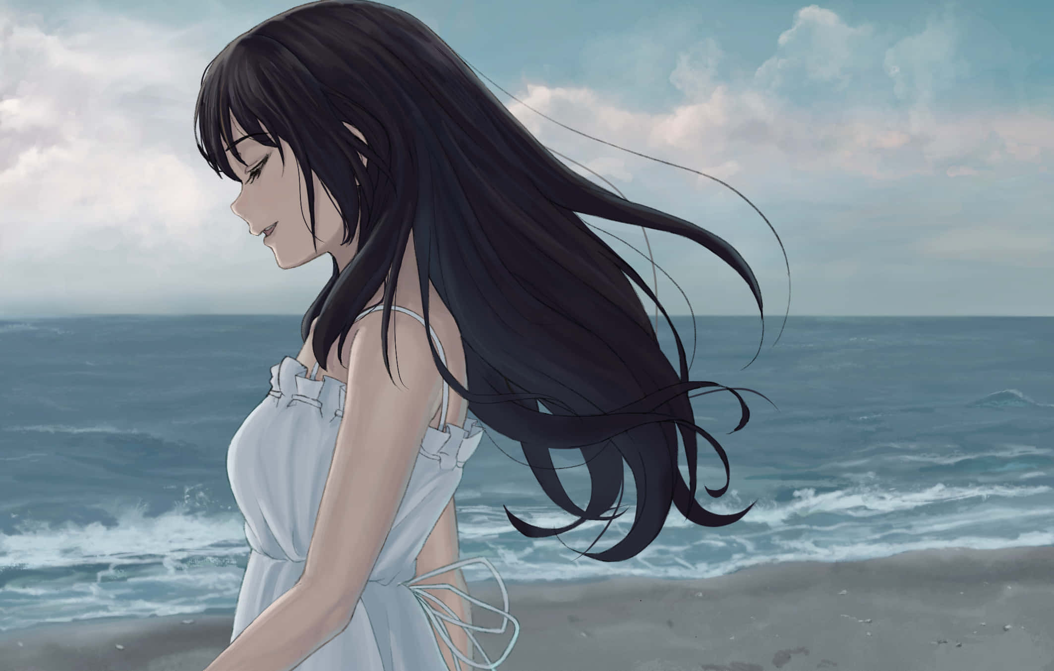 海灘 桌布 壁紙 — 一個長黑髮的寧靜動漫女孩站在海邊，她的白色連衣裙在多雲的天空下隨風飄揚。