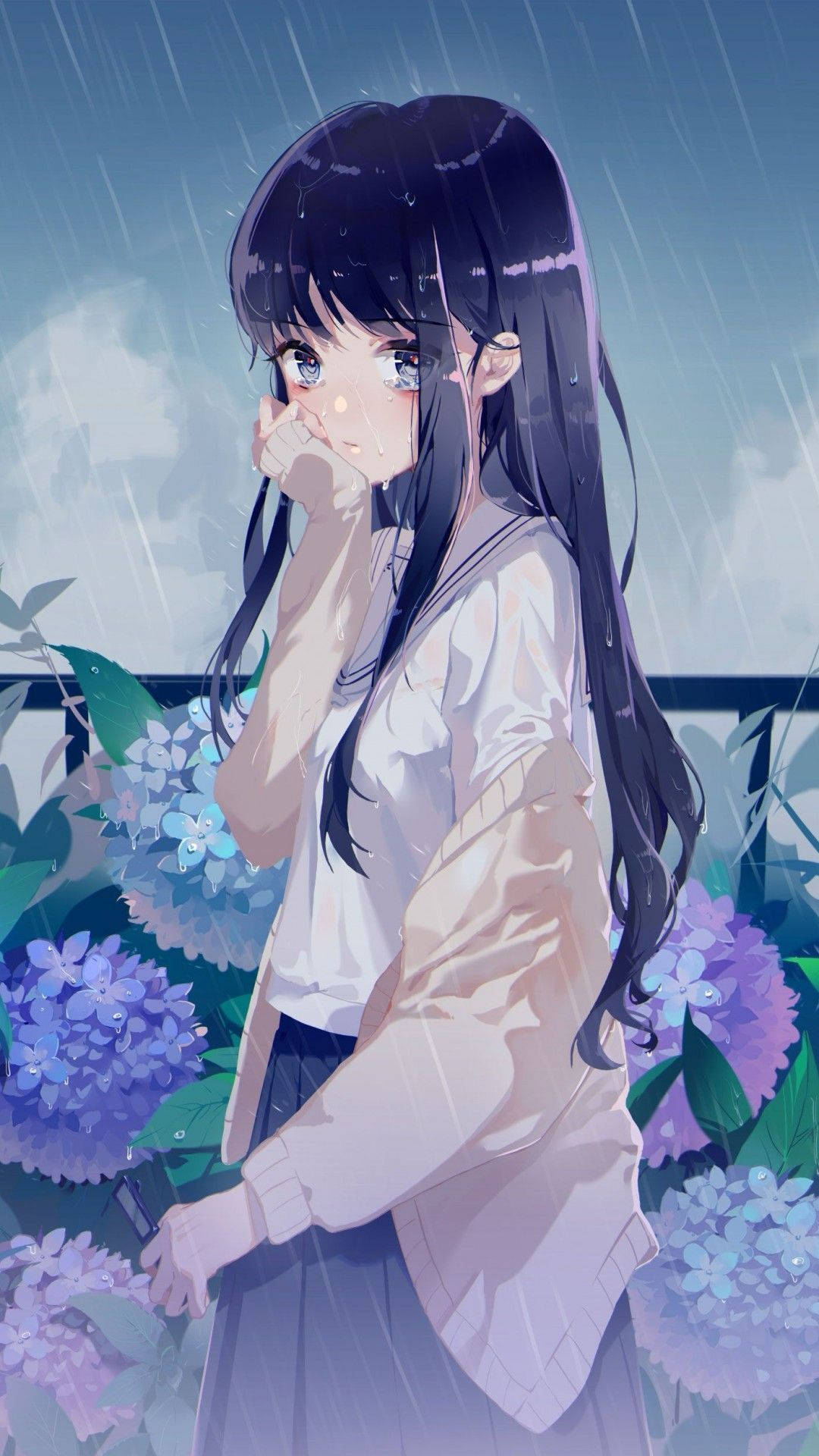 憂鬱動漫女孩 桌布 壁紙 — 一個長黑髮的憂鬱動漫女孩站在雨中，被紫色繡球花包圍，她的手靠近臉龐，水滴落下。