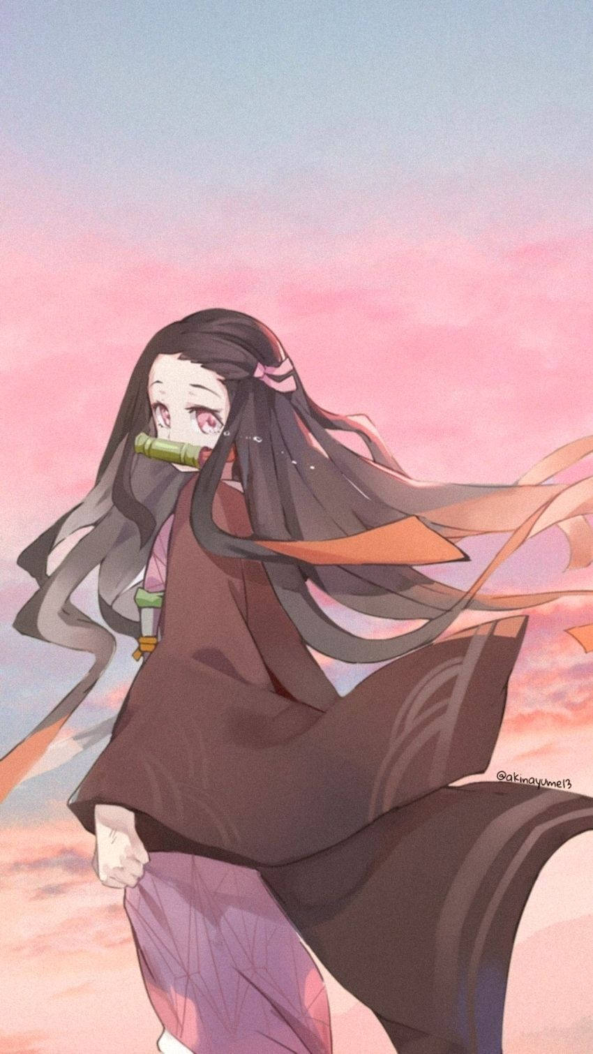 禰豆子 桌布 壁紙 — 一個長黑髮粉紅眼睛的動漫女孩，手持竹劍在柔和的粉紅天空中奔跑。