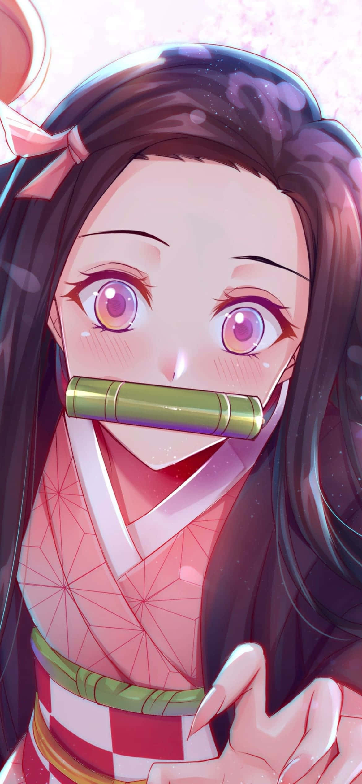Cool Nezuko 桌布 壁紙 — 一個長黑髮粉紅眼睛的動漫少女近照，穿著粉紅和服，戴著竹製口塞微笑。
