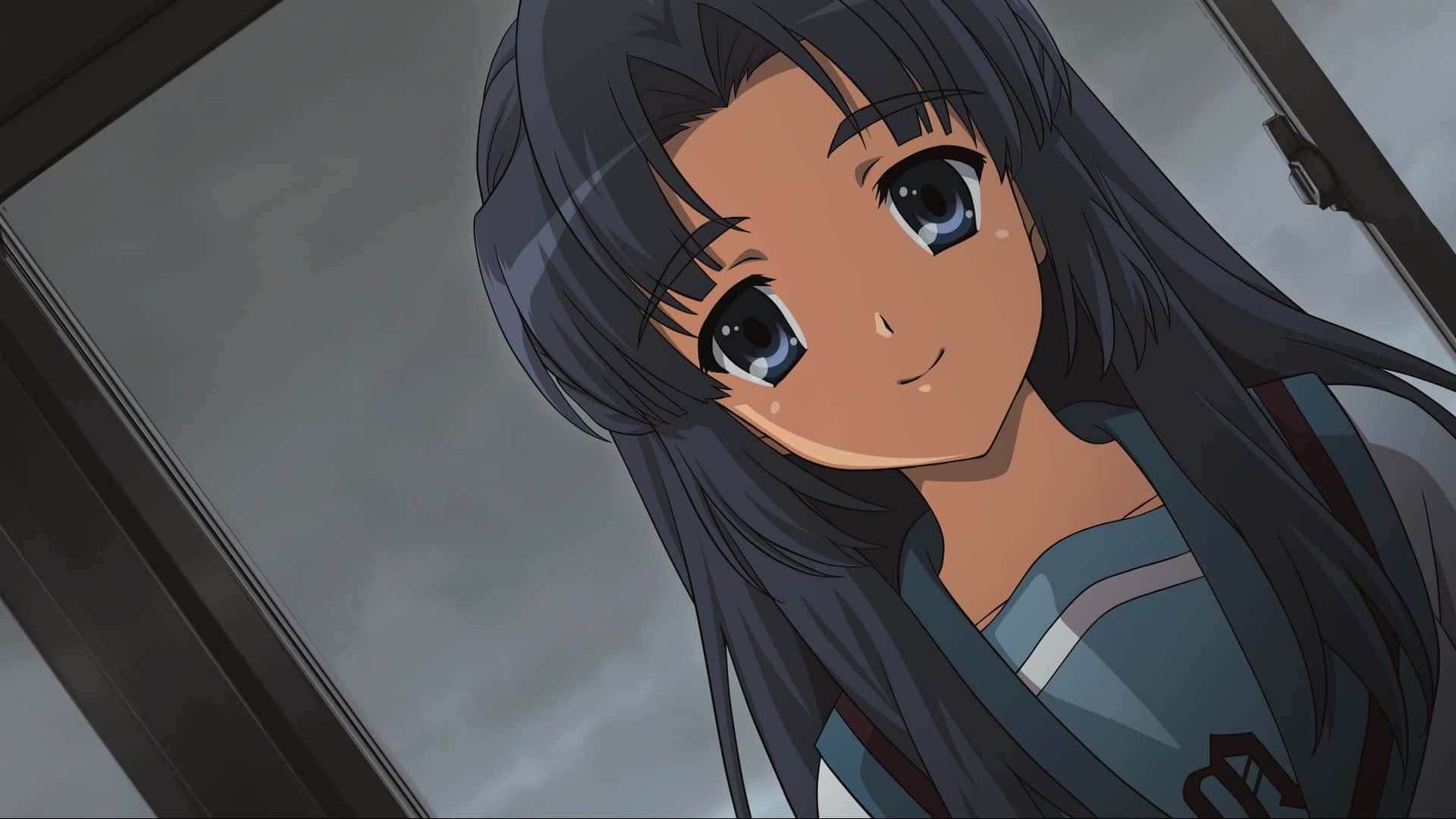 Ryoko Asakura 桌布 壁紙 — 一個長黑髮藍眼睛的動漫女孩特寫，她望著窗外灰色的天空，溫柔地微笑。