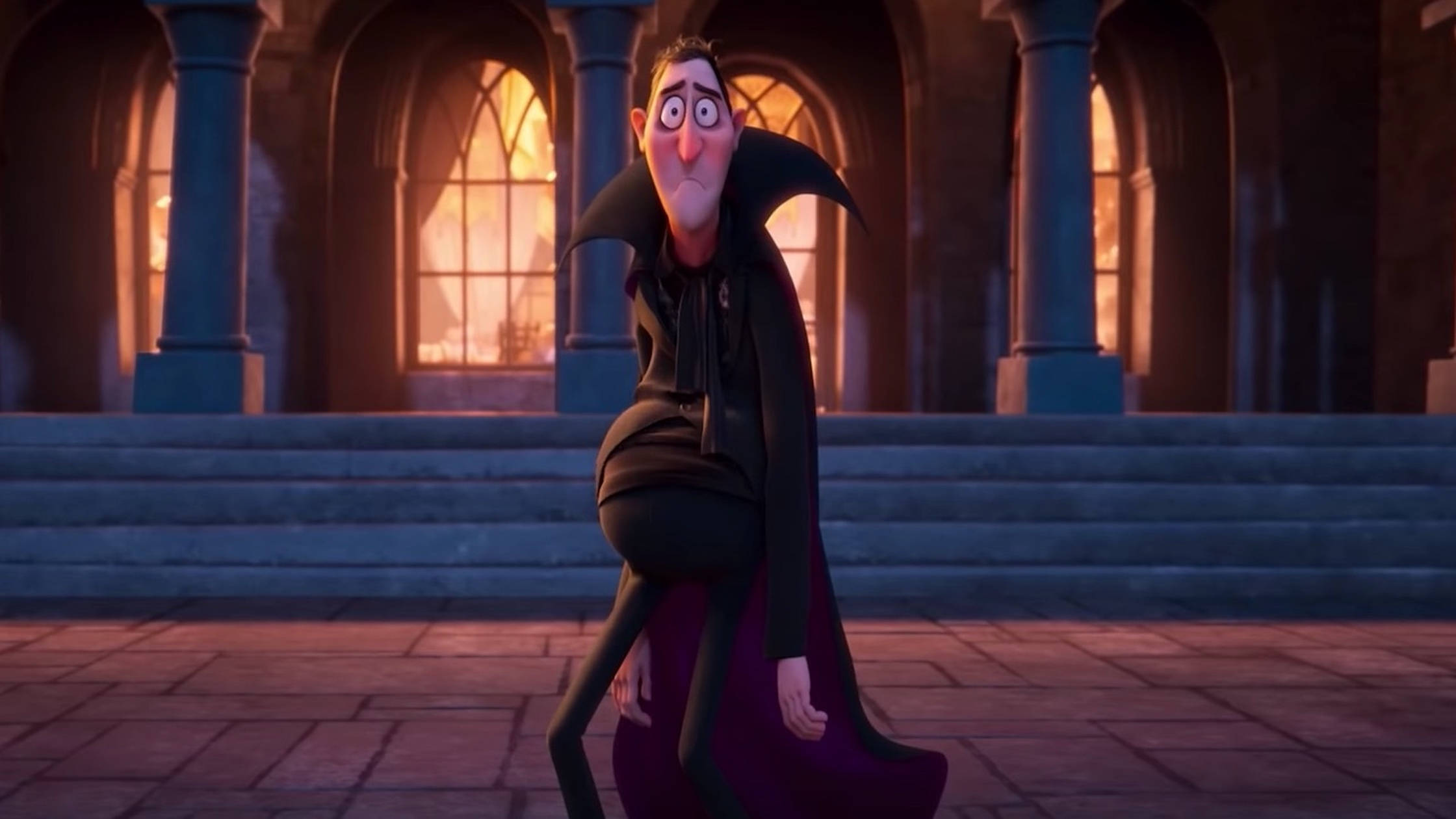 hotel transylvania transformania 桌布 壁紙 — 一個長鼻子、披著斗篷的卡通吸血鬼站在哥德式城堡庭院中，正值黃昏。