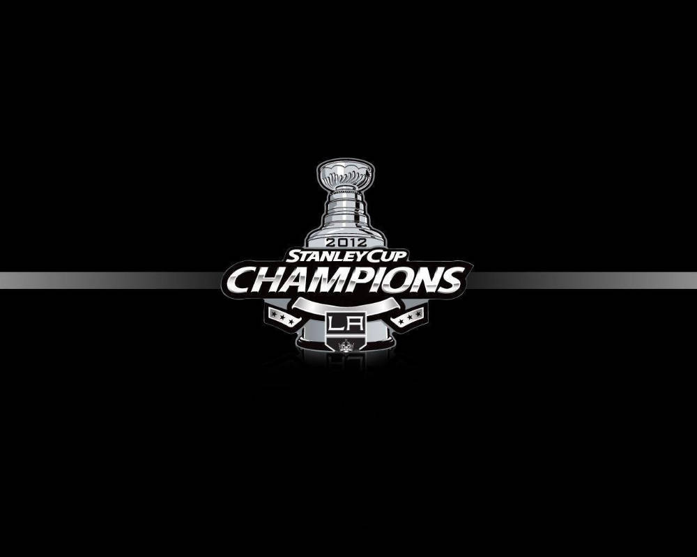 Los Angeles Kings 桌布 壁紙 — 一個閃亮的2012年史丹利盃冠軍標誌，居中於黑色背景上，帶有一條銀色水平條紋。