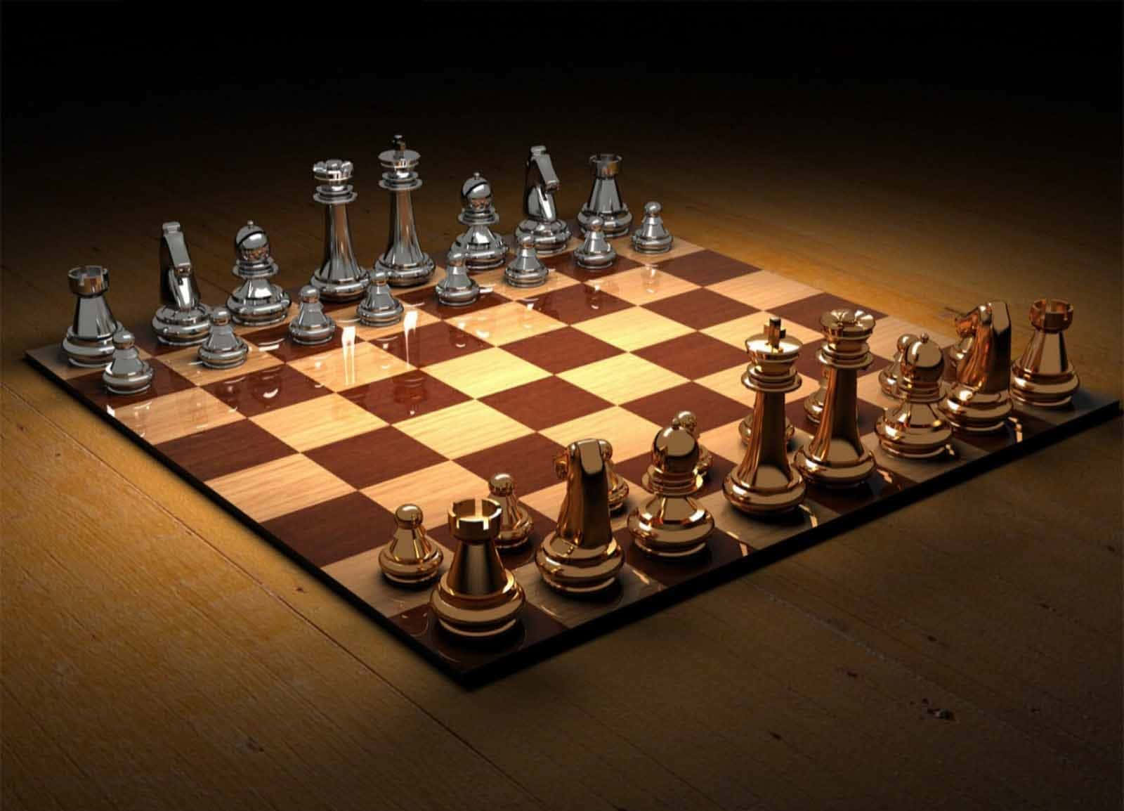 西洋棋 桌布 壁紙 — 一個閃亮的國際象棋套裝，金色和銀色棋子放在木製棋盤上，由溫暖的光線照亮，背景為深色。