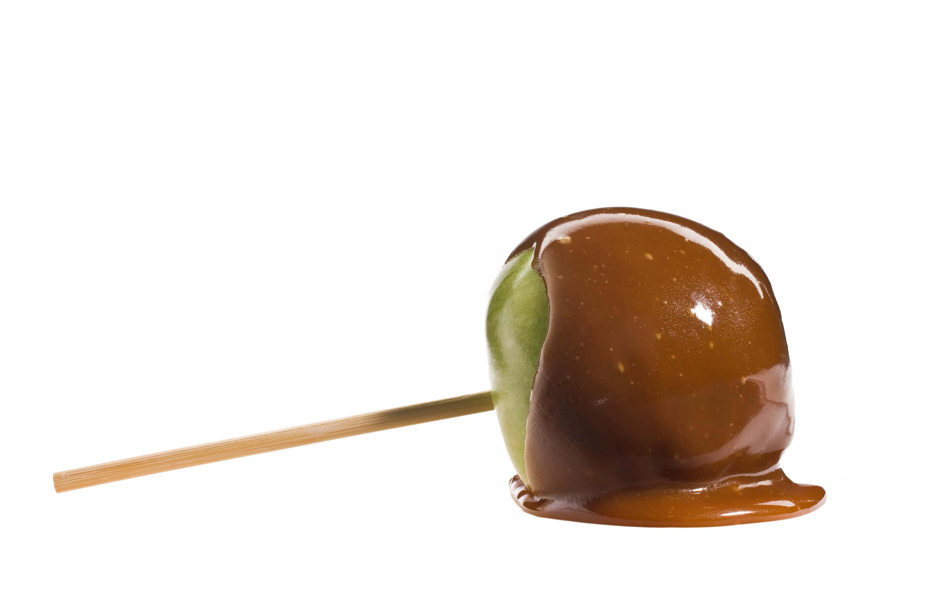 Brown Caramel 桌布 壁紙 — 一個閃亮的焦糖塗層青蘋果插在木棍上，背景是純白色。