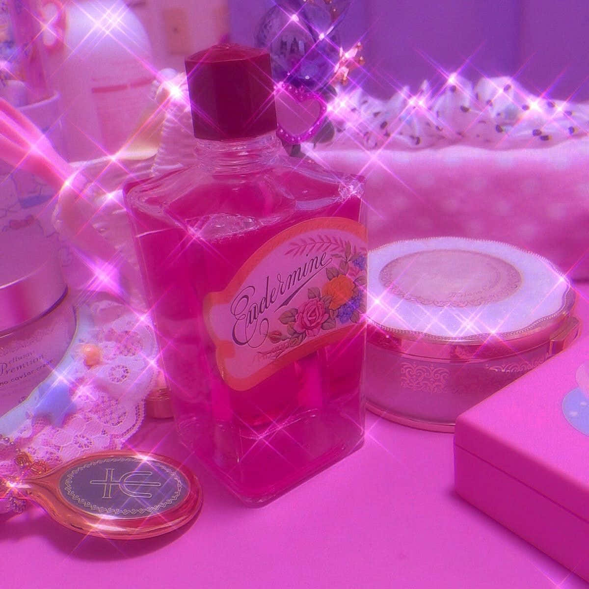 Y2K 美學 桌布 壁紙 — 一個閃亮的粉紅色香水瓶，標籤為 Endermine，放在閃閃發光的粉紅色表面上，周圍是復古化妝品。