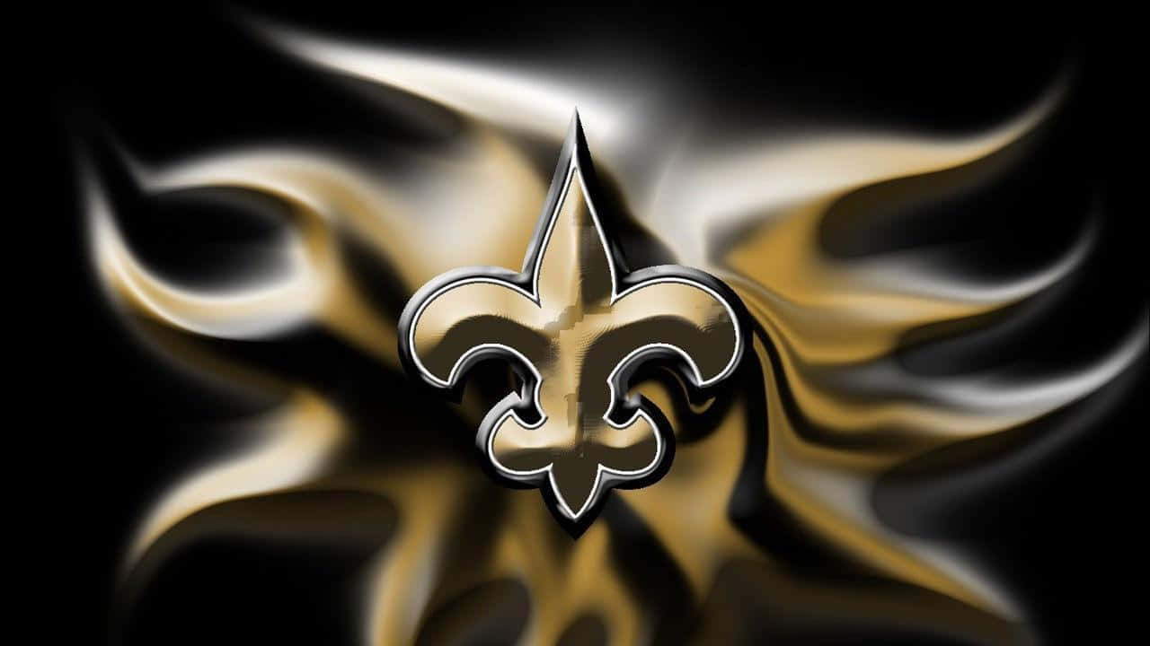 NFL Saints 桌布 壁紙 — 一個閃亮的金色和黑色鳶尾花標誌，居中在動態漩渦狀布料背景上。