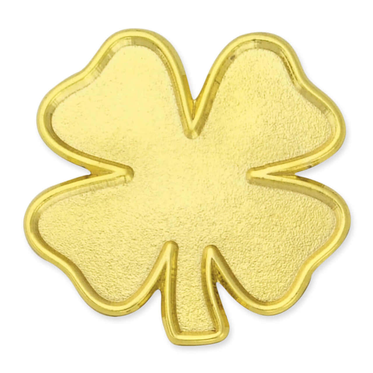 Four Leaf Clover 桌布 壁紙 — 一個閃亮的金色四葉草吊飾，表面有紋理，邊緣凸起，襯托在潔白的背景上。