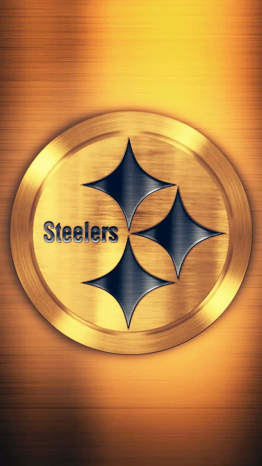 Steelers iPhone 桌布 壁紙 — 一個閃亮的金色圓形徽章，中央有藍色鋼人隊標誌，背景為拉絲金屬。