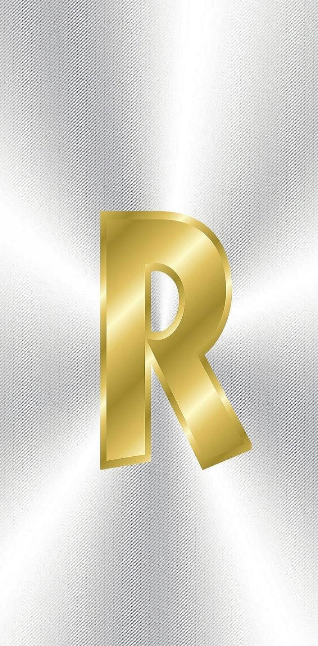 R 桌布 壁紙 — 一個閃亮的金色字母R，帶有金屬光澤，位於有紋理的銀色布料背景中央。