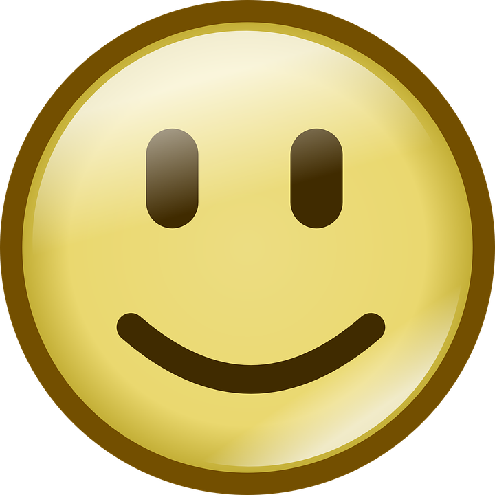 Emoticon 桌布 壁紙 — 一個閃亮的金色笑臉圖示，帶有簡單的眼睛和彎曲的微笑，背景為黑色。