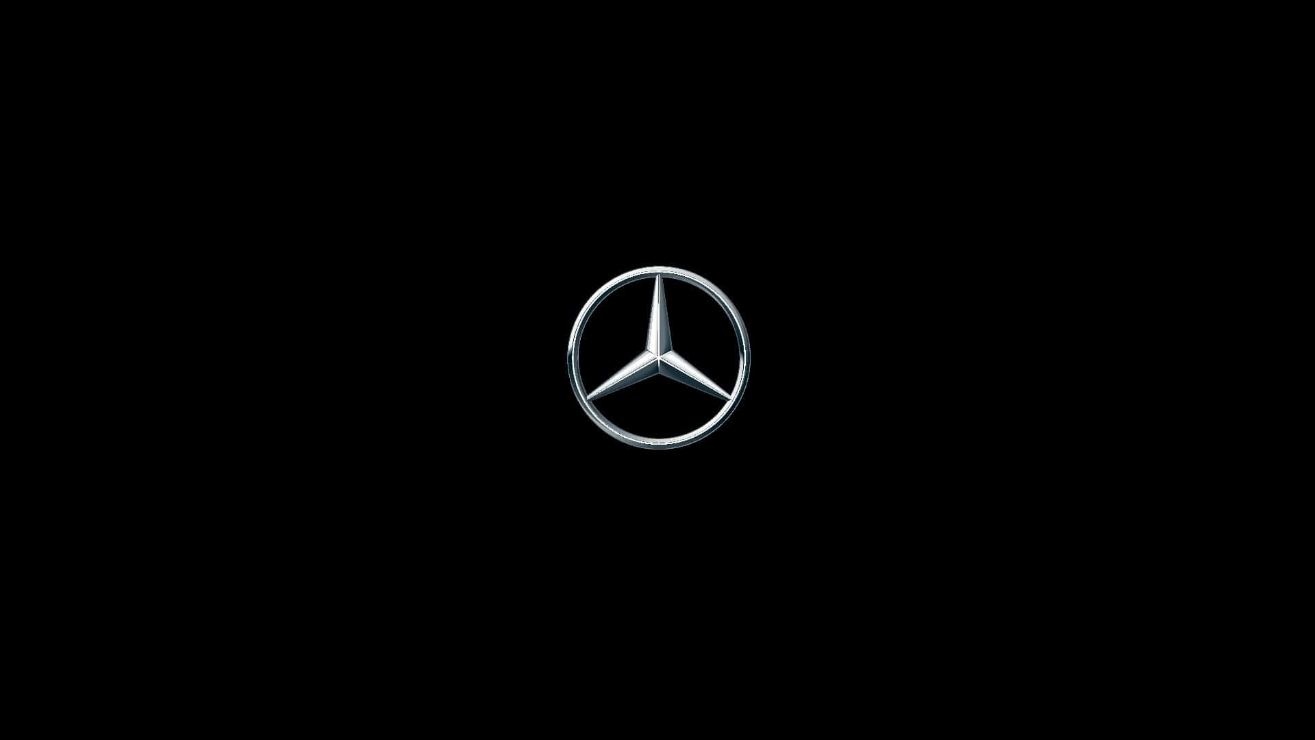 標誌 桌布 壁紙 — 一個閃亮的銀色 Mercedes-Benz 三叉星標誌，居中於純黑色背景上。