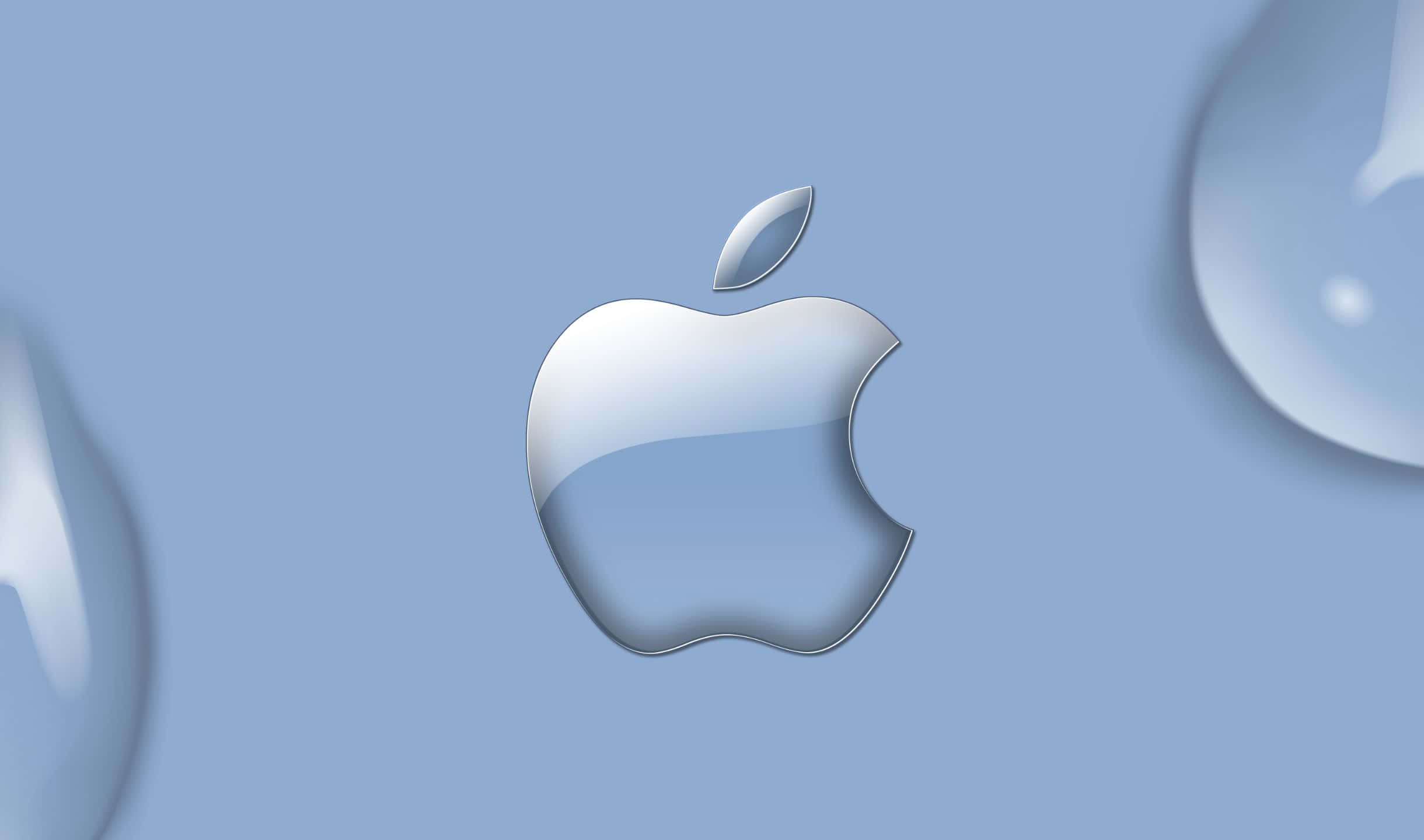 2440x1440 Apple 桌布 壁紙 — 一個閃亮的銀色Apple標誌漂浮在半透明的水滴之間，背景是柔和的藍色。
