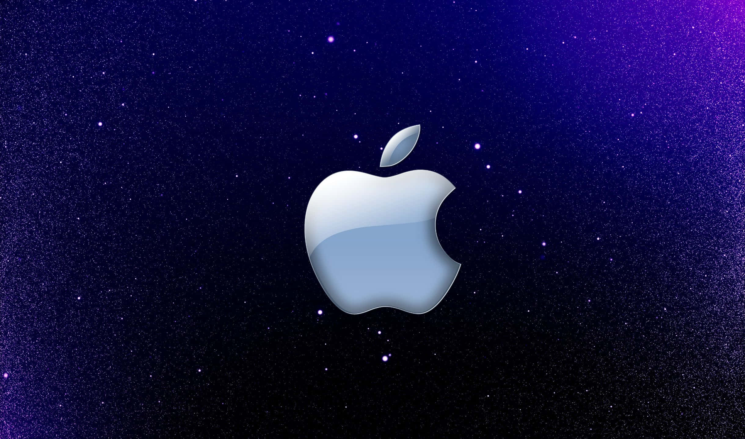 2440x1440 Apple 桌布 壁紙 — 一個閃亮的銀色Apple標誌漂浮在深藍色和紫色的星空宇宙漸變背景上。