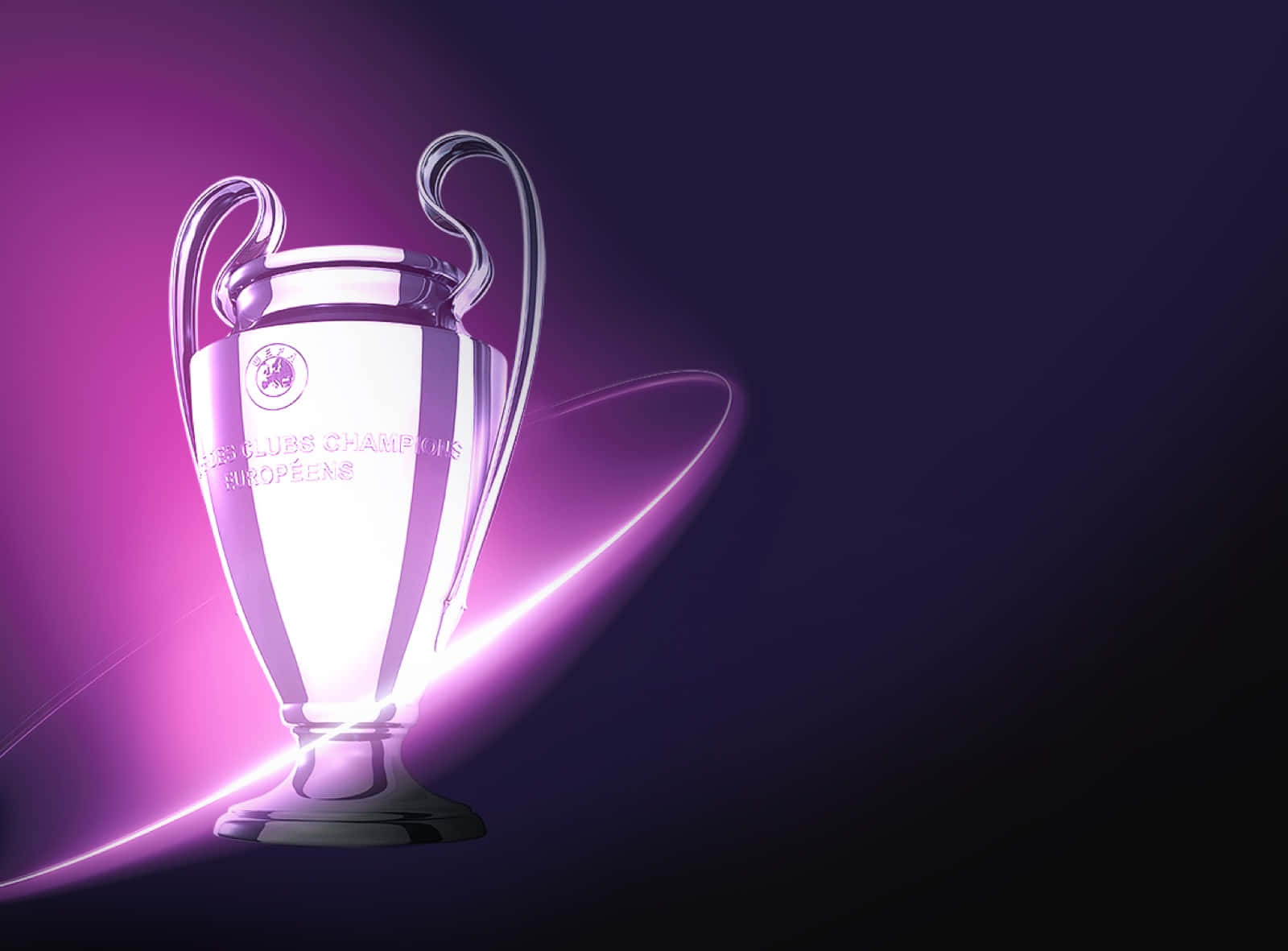 Champions League 桌布 壁紙 — 一個閃亮的銀色歐洲聯賽冠軍盃，在深色漸變背景上被鮮豔的紫色光條照亮。