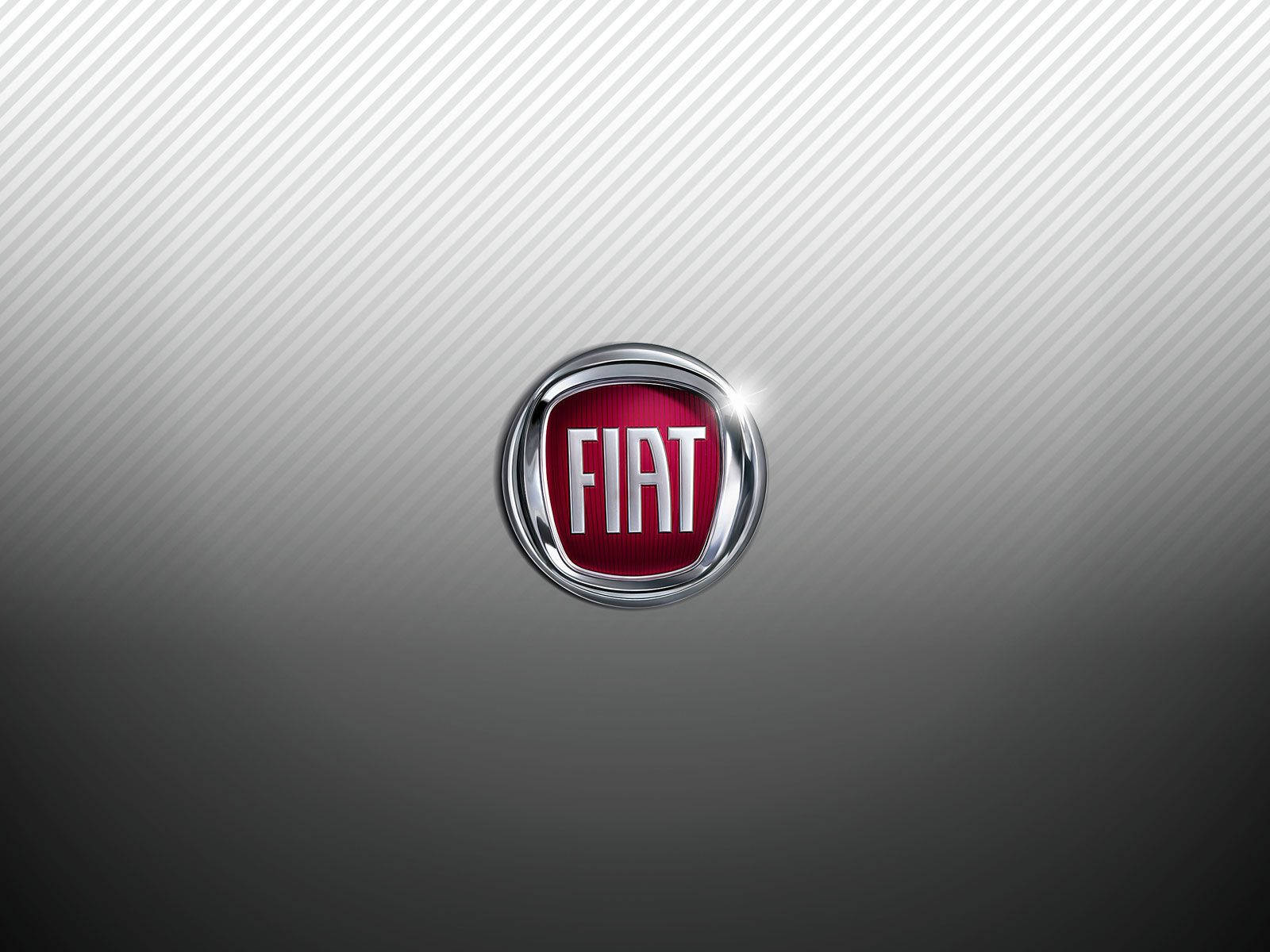 Fiat 桌布 壁紙 — 一個閃亮的鍍鉻Fiat標誌，紅色背景，居中於帶有對角線條紋的金屬灰色漸變背景上。