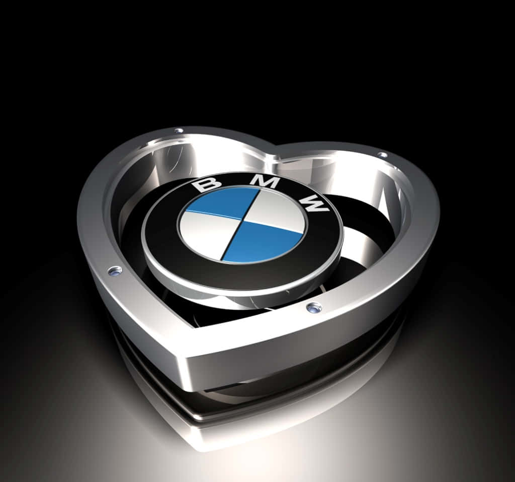 Bmw Logo 桌布 壁紙 — 一個閃亮的鍍鉻心形框架包裹著BMW標誌，背景為純黑色，光線柔和。