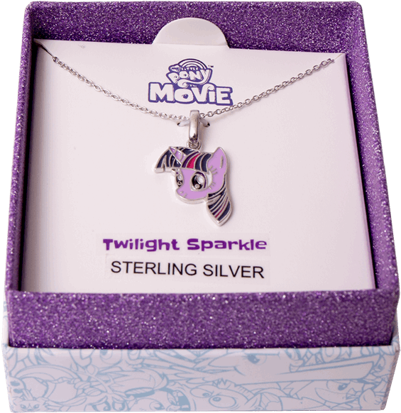 暮光 桌布 壁紙 — 一個閃亮紫色盒子中的Twilight Sparkle純銀項鍊，帶有My Little Pony Movie品牌標誌。