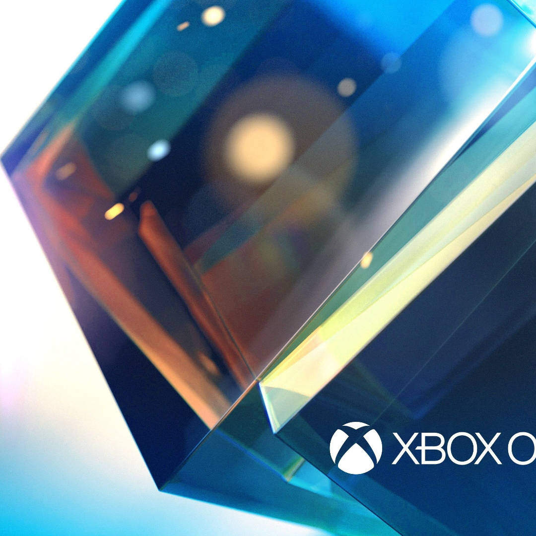 Xbox 桌布 壁紙 — 一個閃亮藍色幾何棱鏡的近距離特寫，折射光線，帶有散景高光，角落有Xbox標誌。
