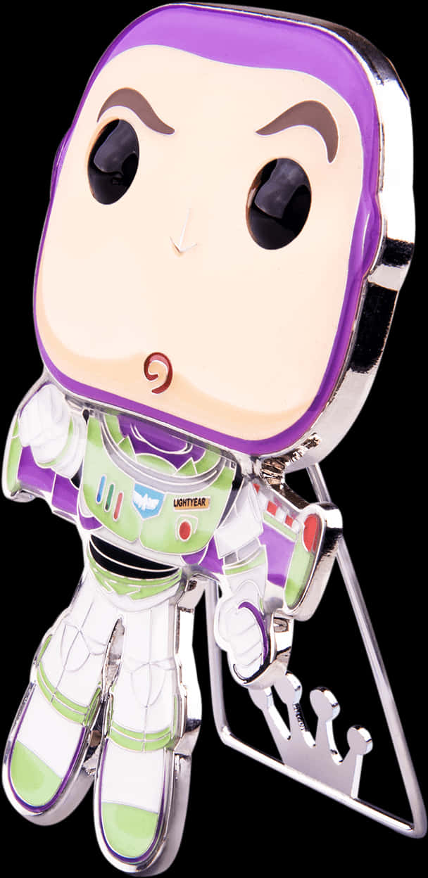 Toy Story Characters 桌布 壁紙 — 一個閃亮金屬質感 Funko Pop 風格巴斯光年徽章，配有紫色頭盔和綠色點綴，黑色背景。