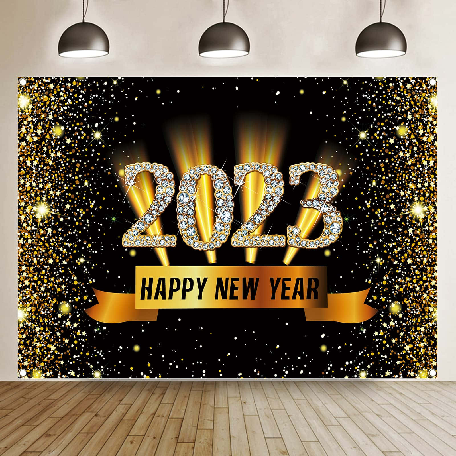 New Years Eve 桌布 壁紙 — 一個閃爍的金色和黑色新年2023背景，帶有鑲鑽數字和金色橫幅，掛在一個有木地板和吊燈的簡約房間裡。