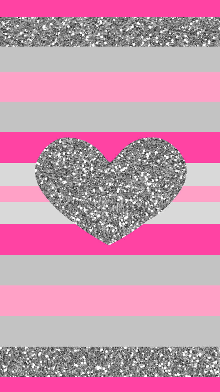 Glitter Pink Hearts 桌布 壁紙 — 一個閃爍的銀色心形，位於大膽的粉紅色和灰色水平條紋中央，邊框閃爍。