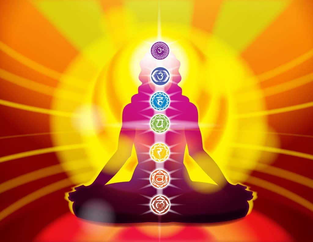 chakra 桌布 壁紙 — 一個閃耀的剪影，描繪一位冥想者，其脊柱上排列著七個發光的脈輪，背景是充滿活力的太陽爆發。