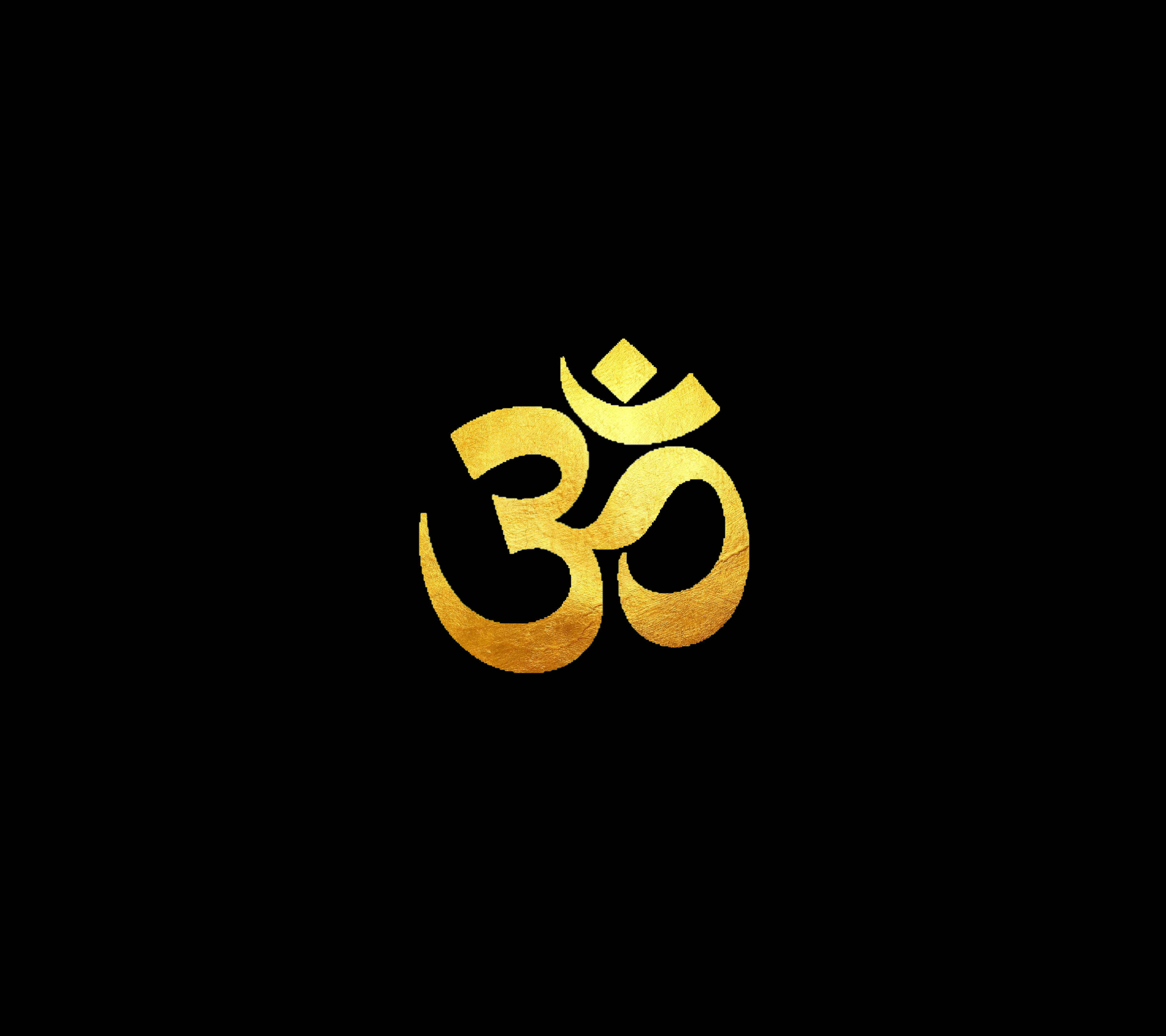 Hindi 桌布 壁紙 — 一個閃耀的金色Om符號，置於帶有細微紋理的純黑色背景中央。