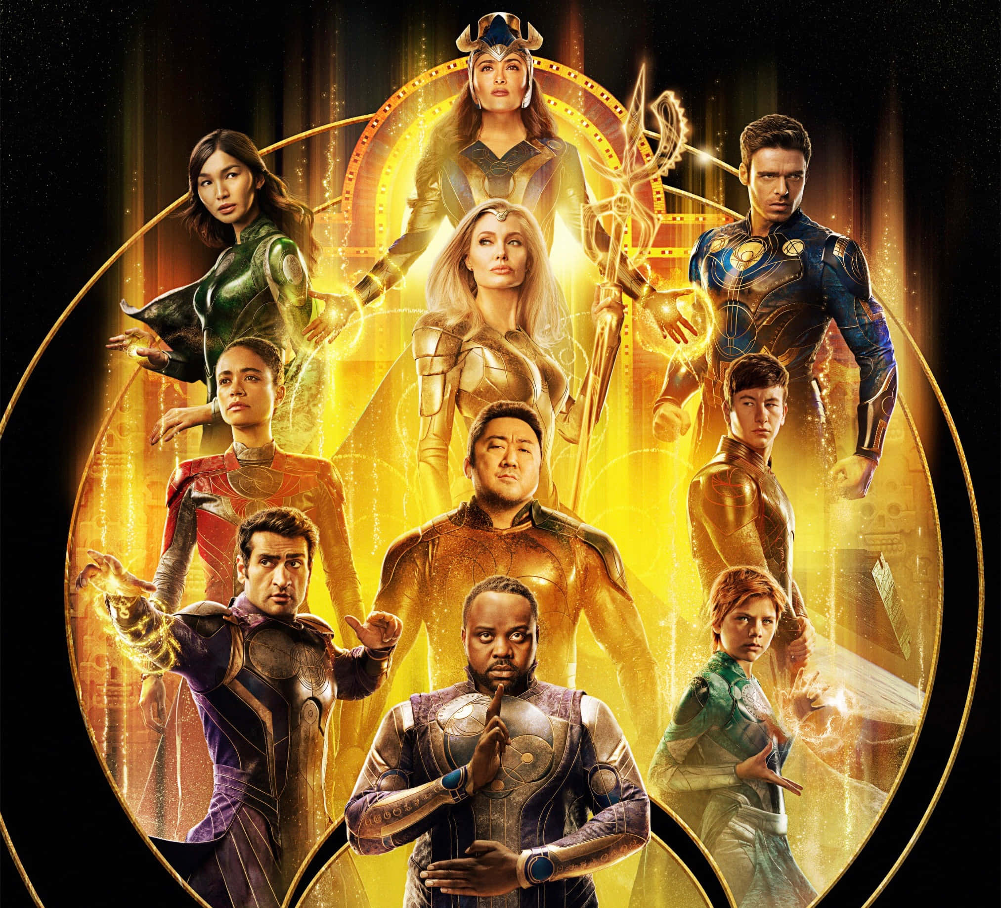 Eternals Movie 桌布 壁紙 — 一個閃耀的金色圓圈框住了九位身穿未來盔甲的超級英雄，背景是宇宙。
