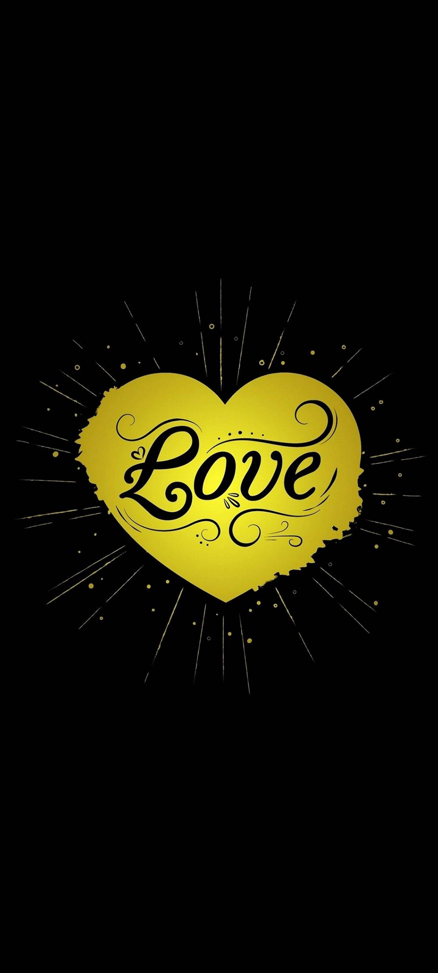 愛心 桌布 壁紙 — 一個閃耀的金色心形，上面以優雅字體寫著「Love」，在帶有放射線的純黑背景上發光。