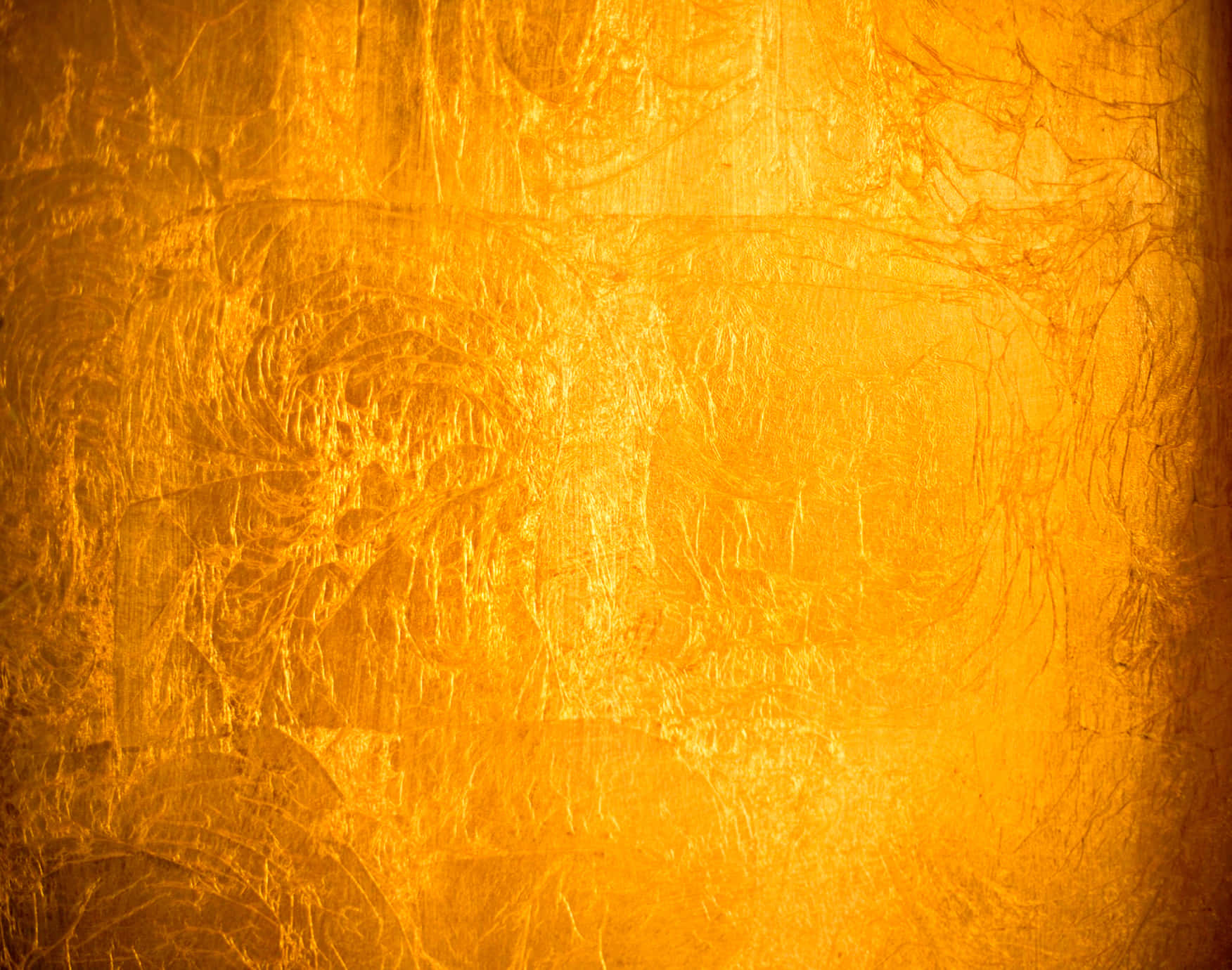 Gold Texture 桌布 壁紙 — 一個閃耀的金色紋理表面，帶有複雜的裂紋圖案，在柔和光線下溫暖地發光。