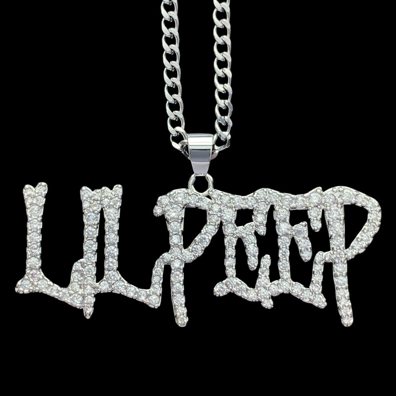 lil peep 動態圖 桌布 壁紙 — 一個閃閃發光、鑲滿鑽石的「LIL PEPP」名字吊墜，掛在一條銀鏈上，背景為黑色。