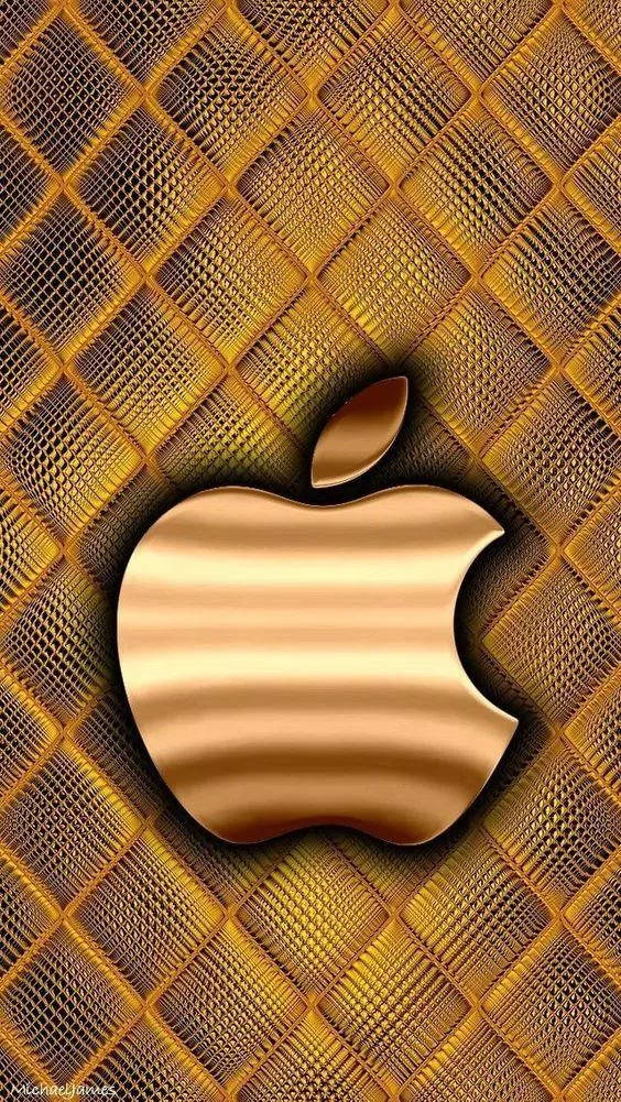 Golden 桌布 壁紙 — 一個閃閃發光的金色Apple標誌，放置在帶有金屬光澤的紋理金色鑽石網格背景上。