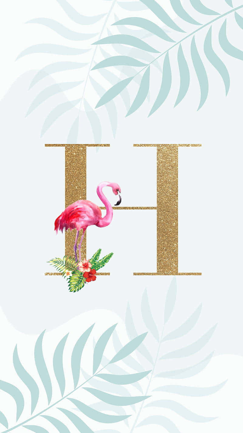 字母動畫 桌布 壁紙 — 一個閃閃發光的金色字母H，裝飾著粉紅色火烈鳥和熱帶花卉，背景是淺色帶有淡棕櫚葉。